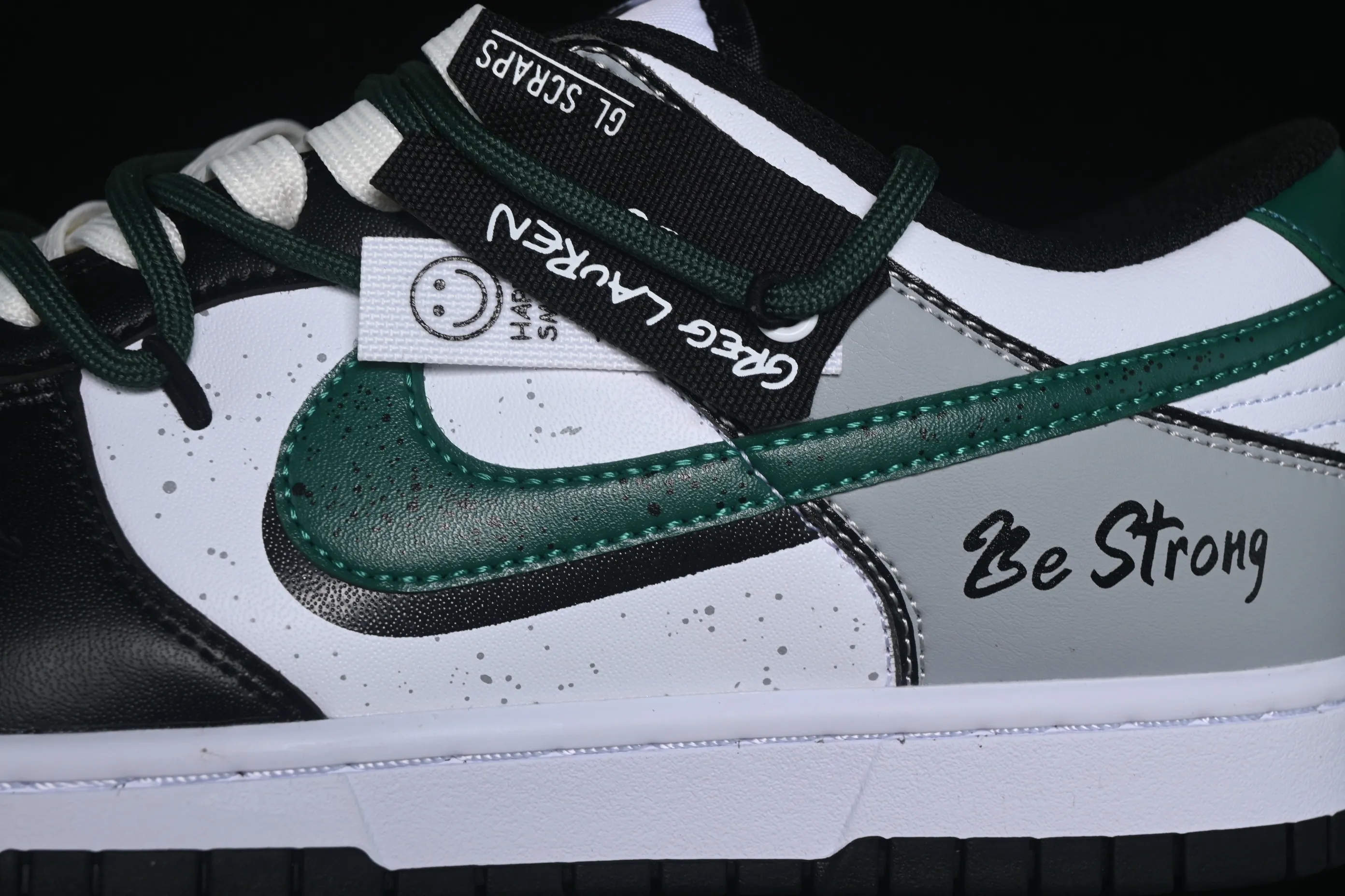 All categories Nk SB Dunk series Nk SB Dunk Low low-top sneakers Nike SB Dunk Low white and green strap low-top casual sneakers DD1391-100